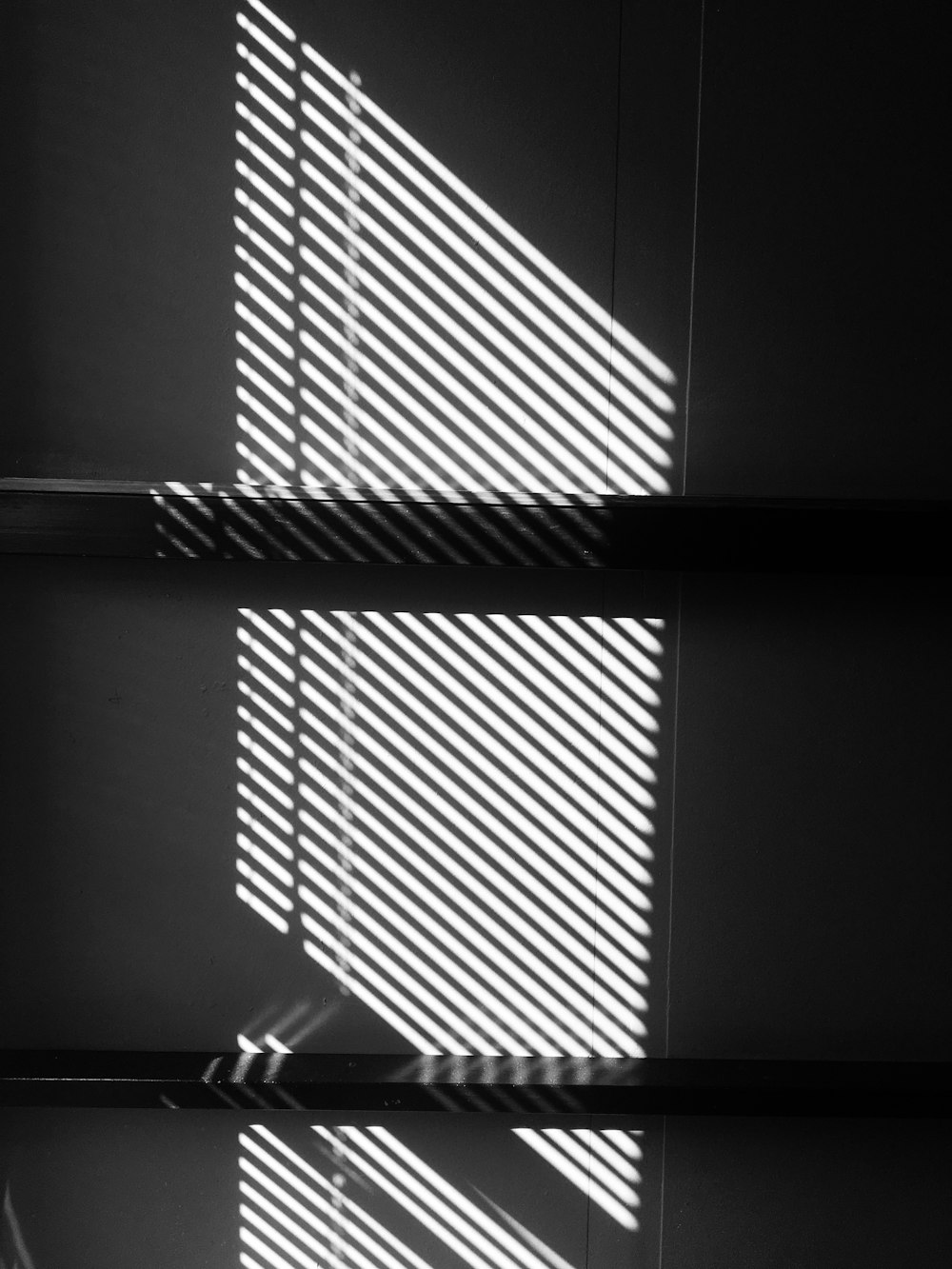 Una foto en blanco y negro de la sombra de una ventana