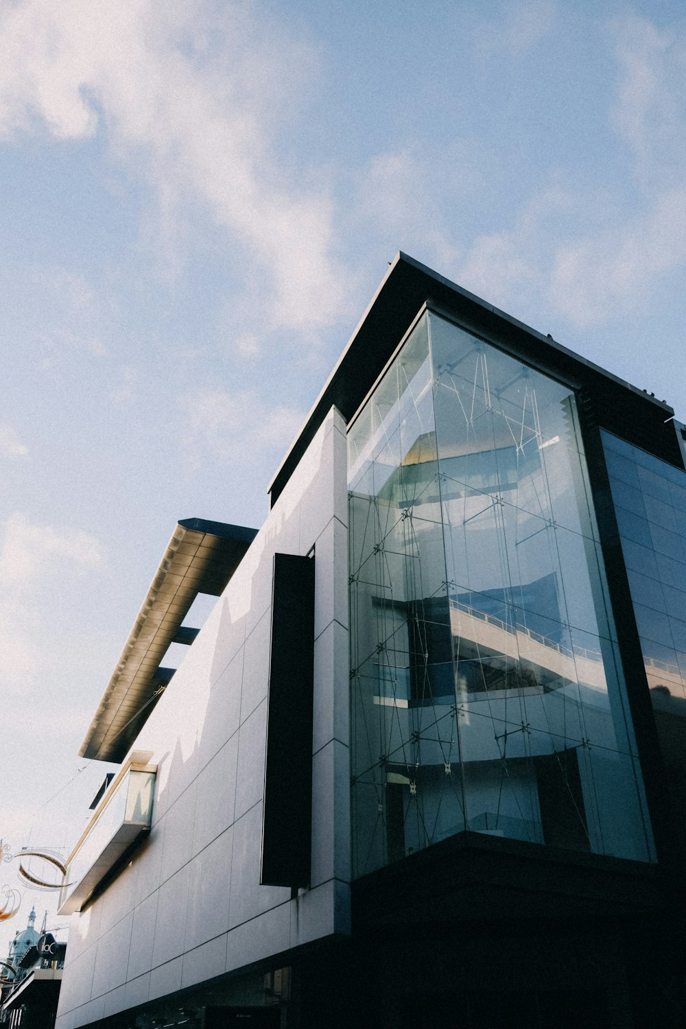 a building that has a lot of windows on it