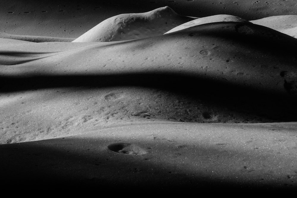 Una foto en blanco y negro de arena y agua