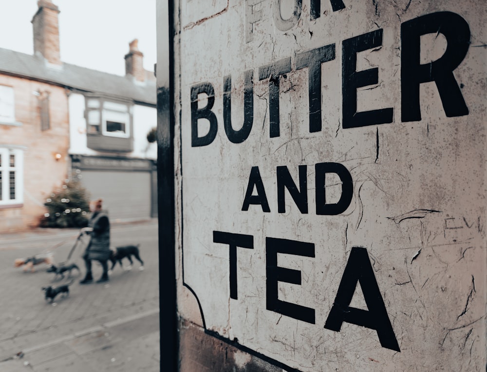 ein Schild, auf dem Butter und Tee stehen