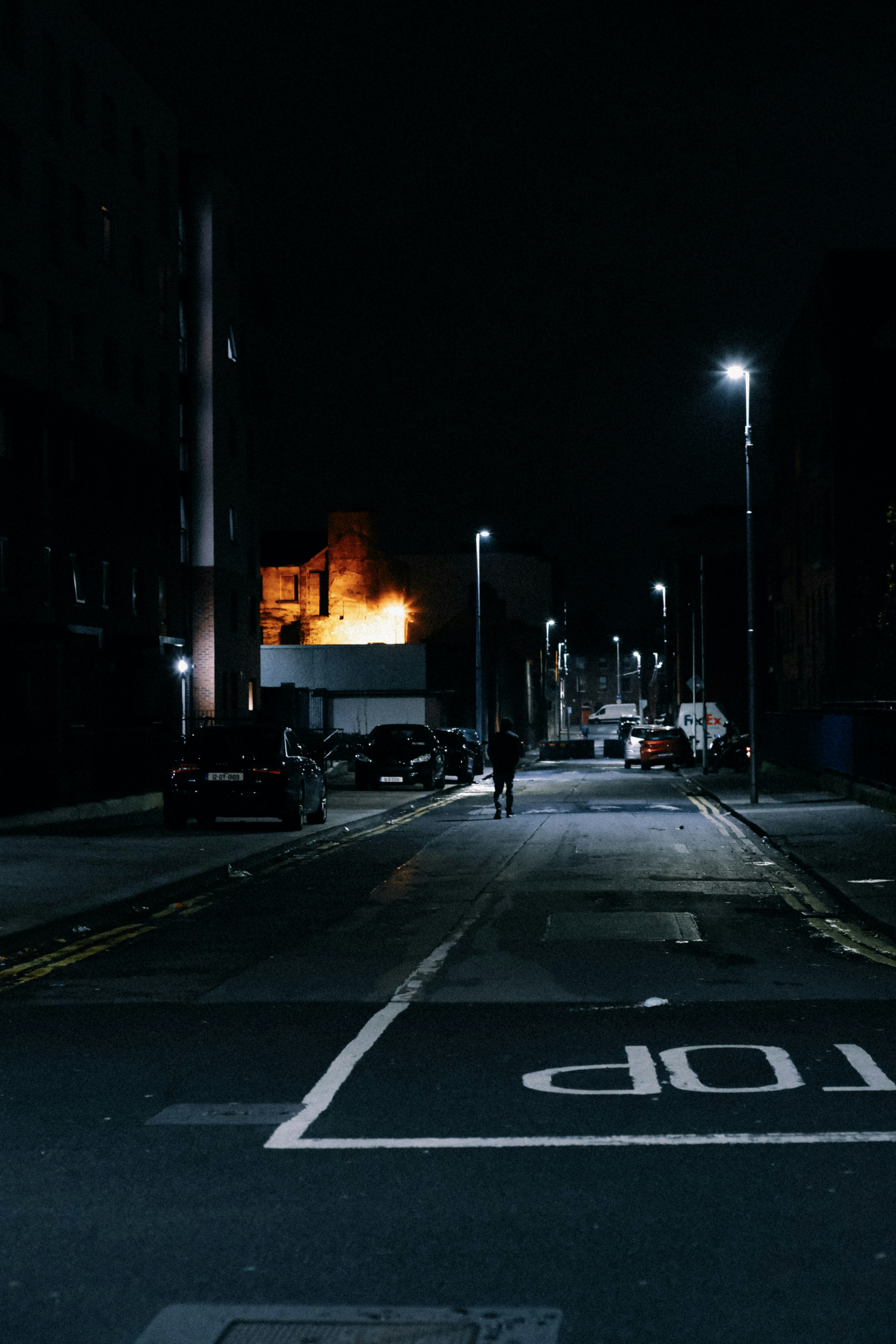 Foto Una persona caminando por una calle oscura por la noche Imagen Dublín gratis en Unsplash