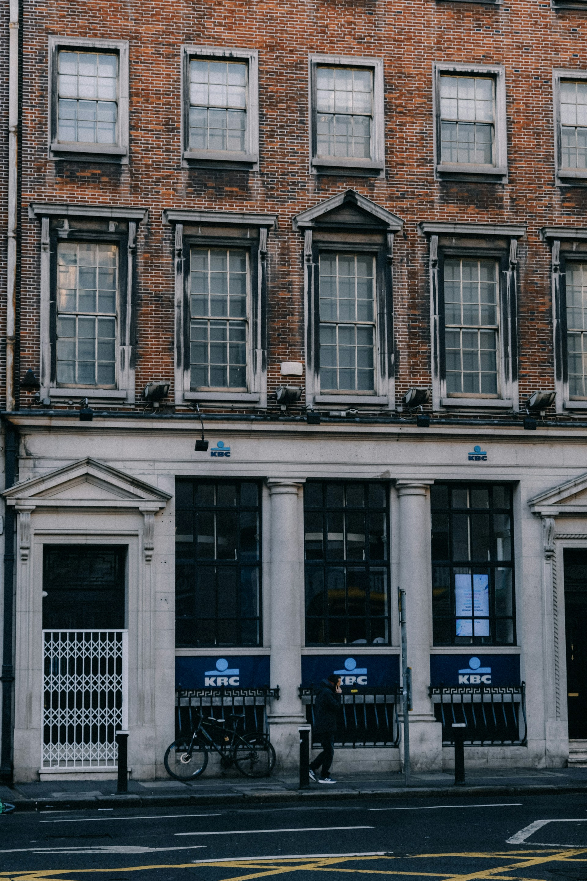 gray computer monitor