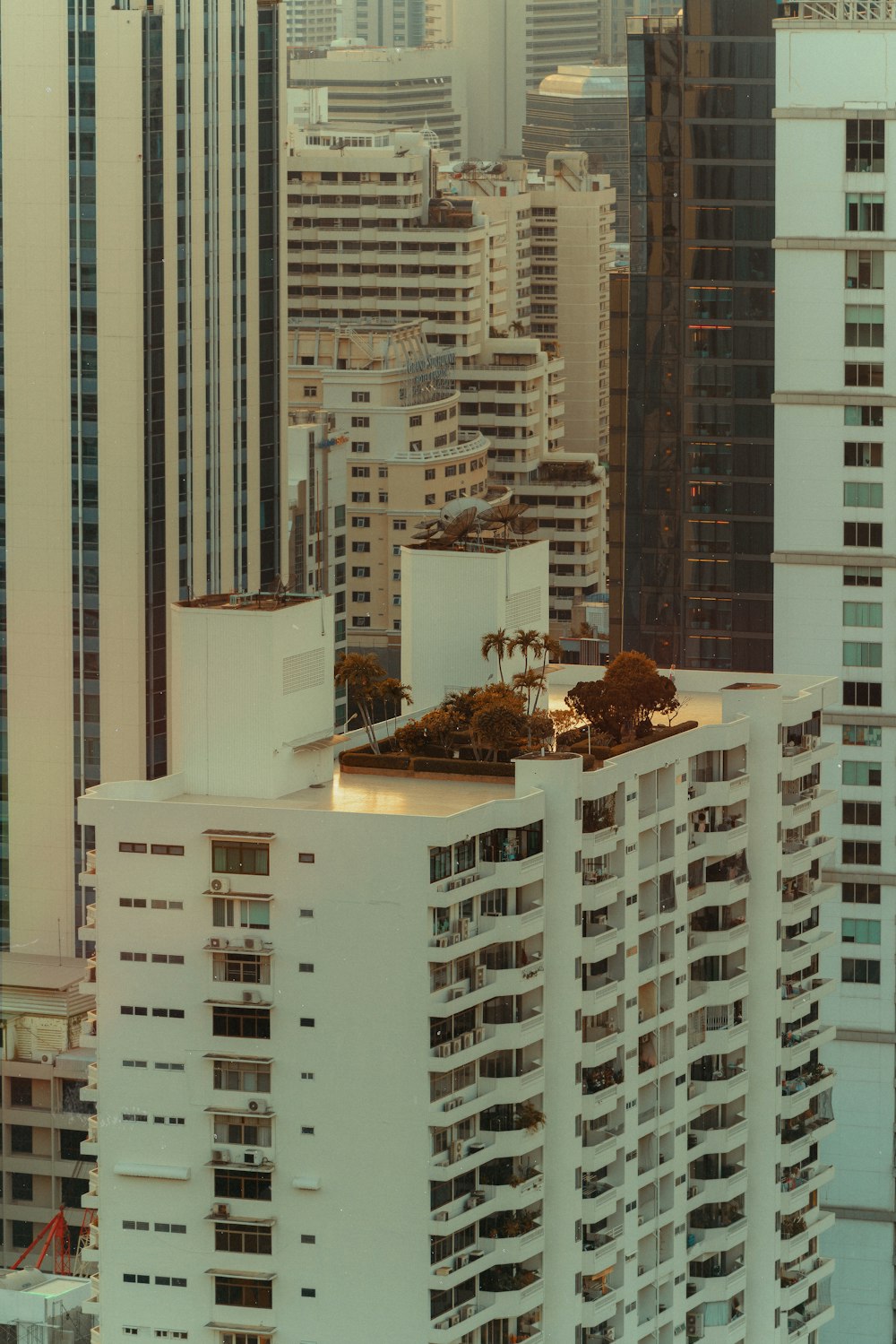 a very tall white building in the middle of a city