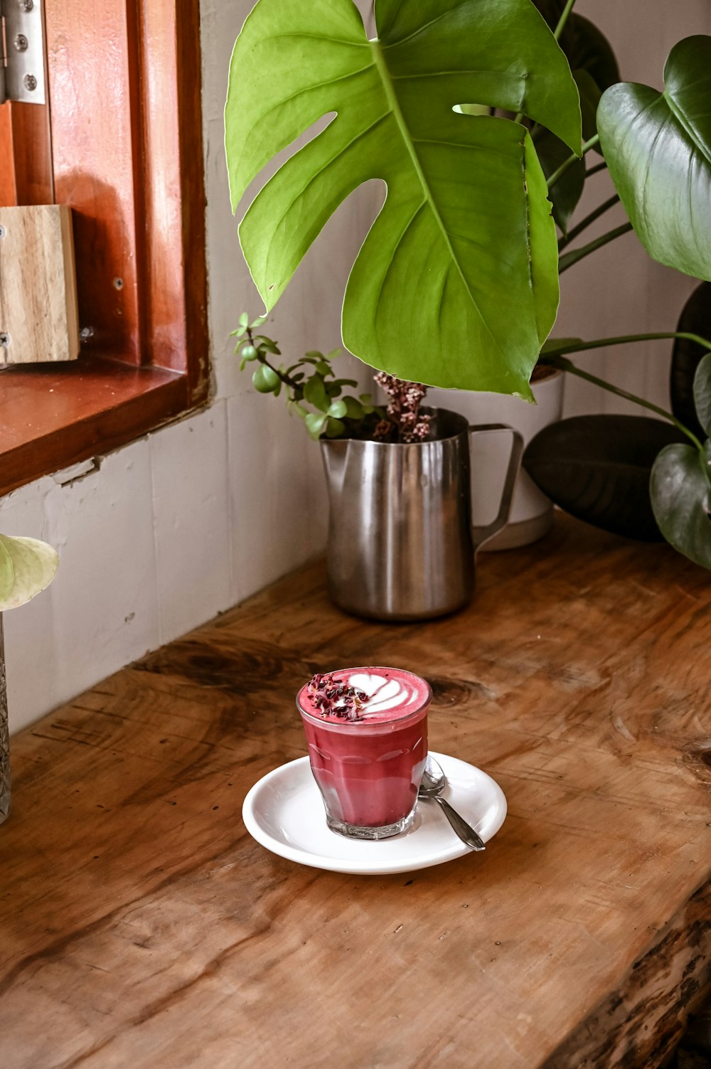 una taza de helado encima de una mesa de madera