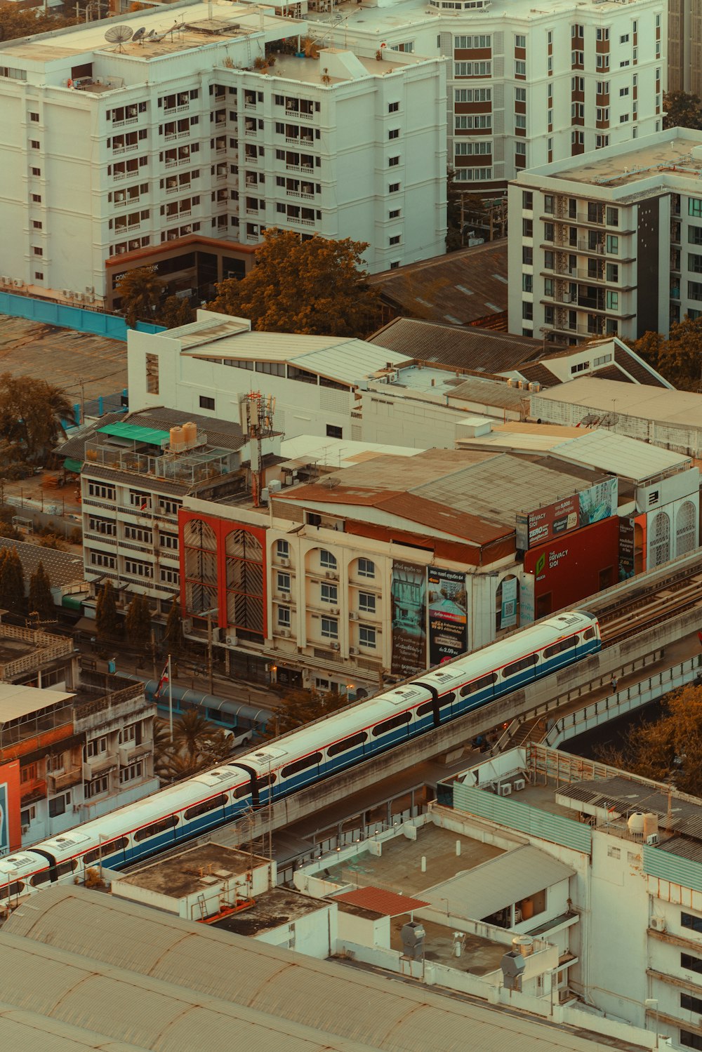 a train traveling through a city next to tall buildings