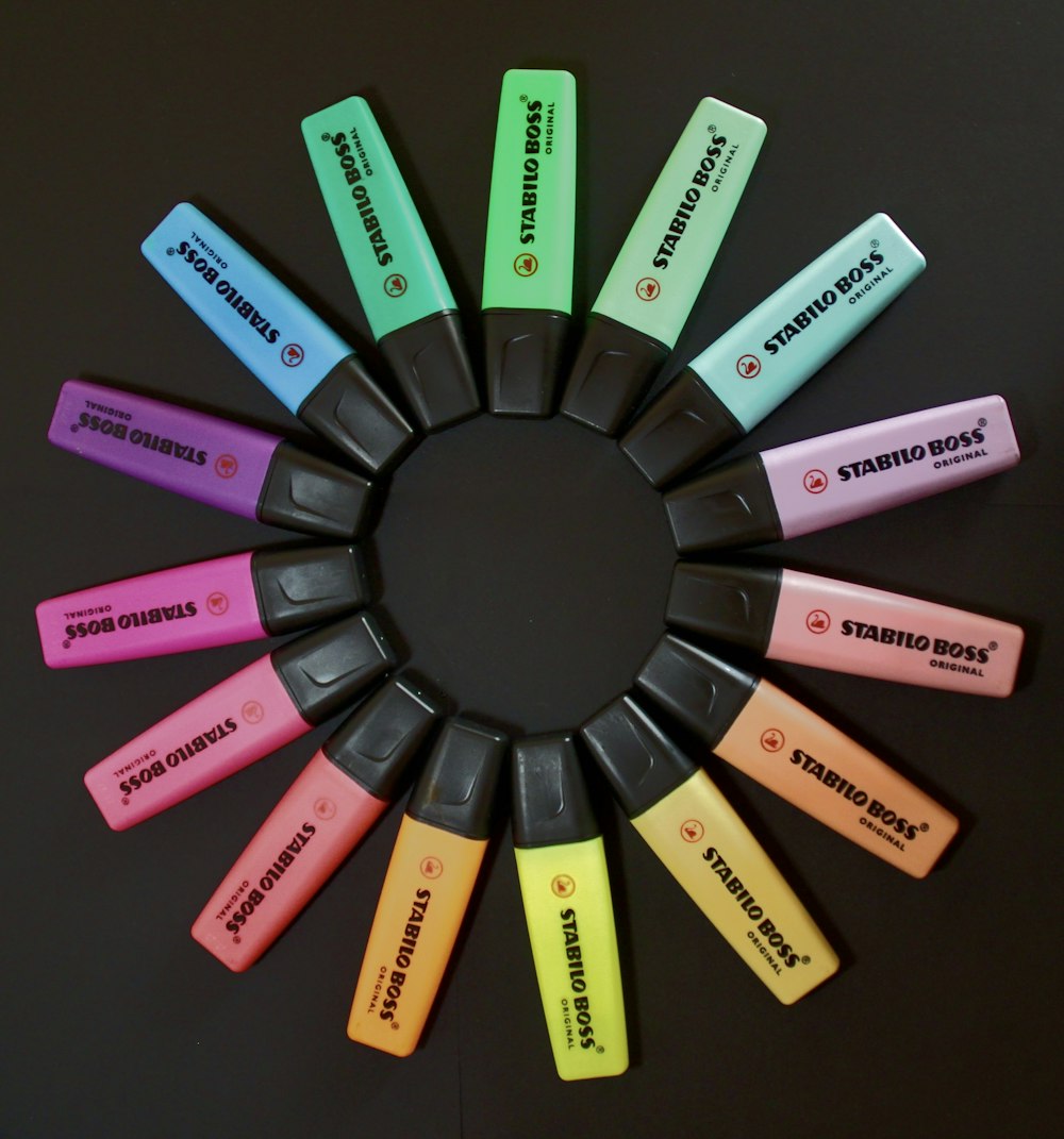 Ein Kreis verschiedenfarbiger Batterien auf einem Tisch