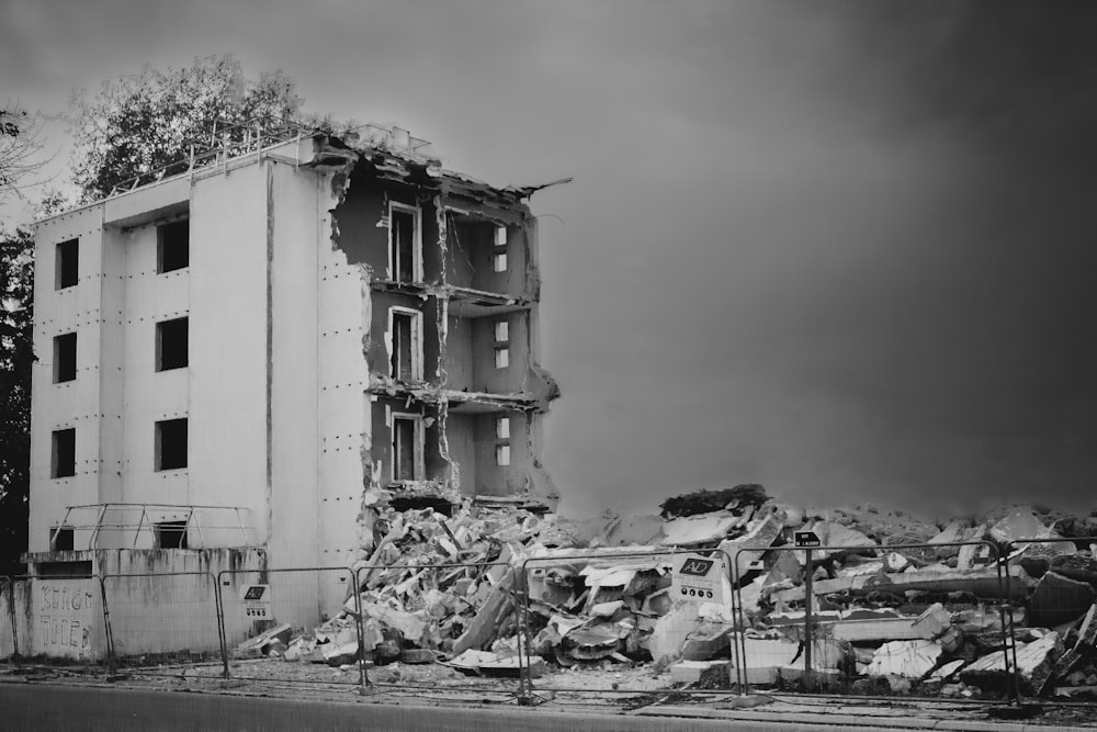 Una foto in bianco e nero di un edificio demolito