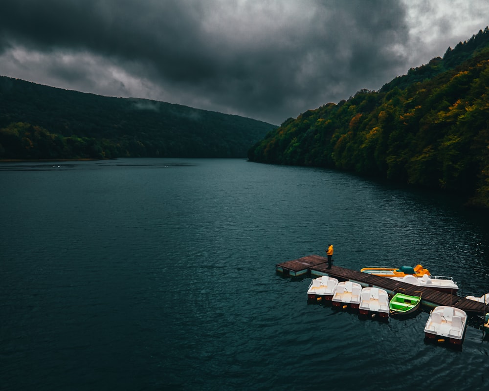 ein paar Boote, die im Wasser sitzen