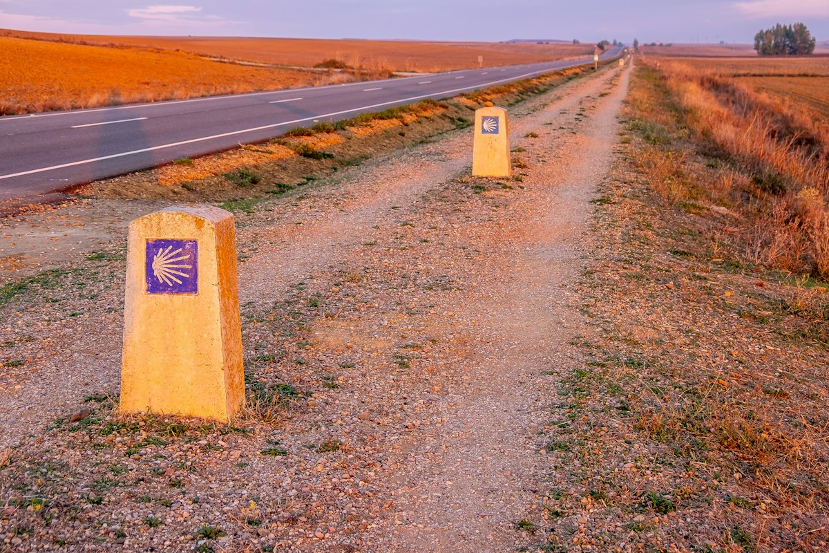 Dos señales al borde de un camino de tierra