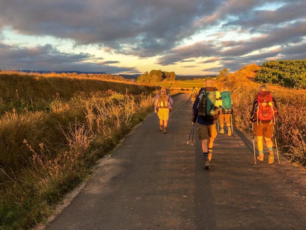 Un grupo de personas caminando por una carretera