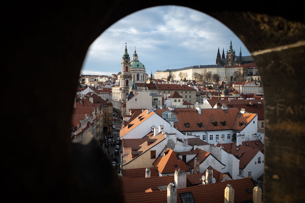 Blick auf eine Stadt aus einem Fenster in einem Turm