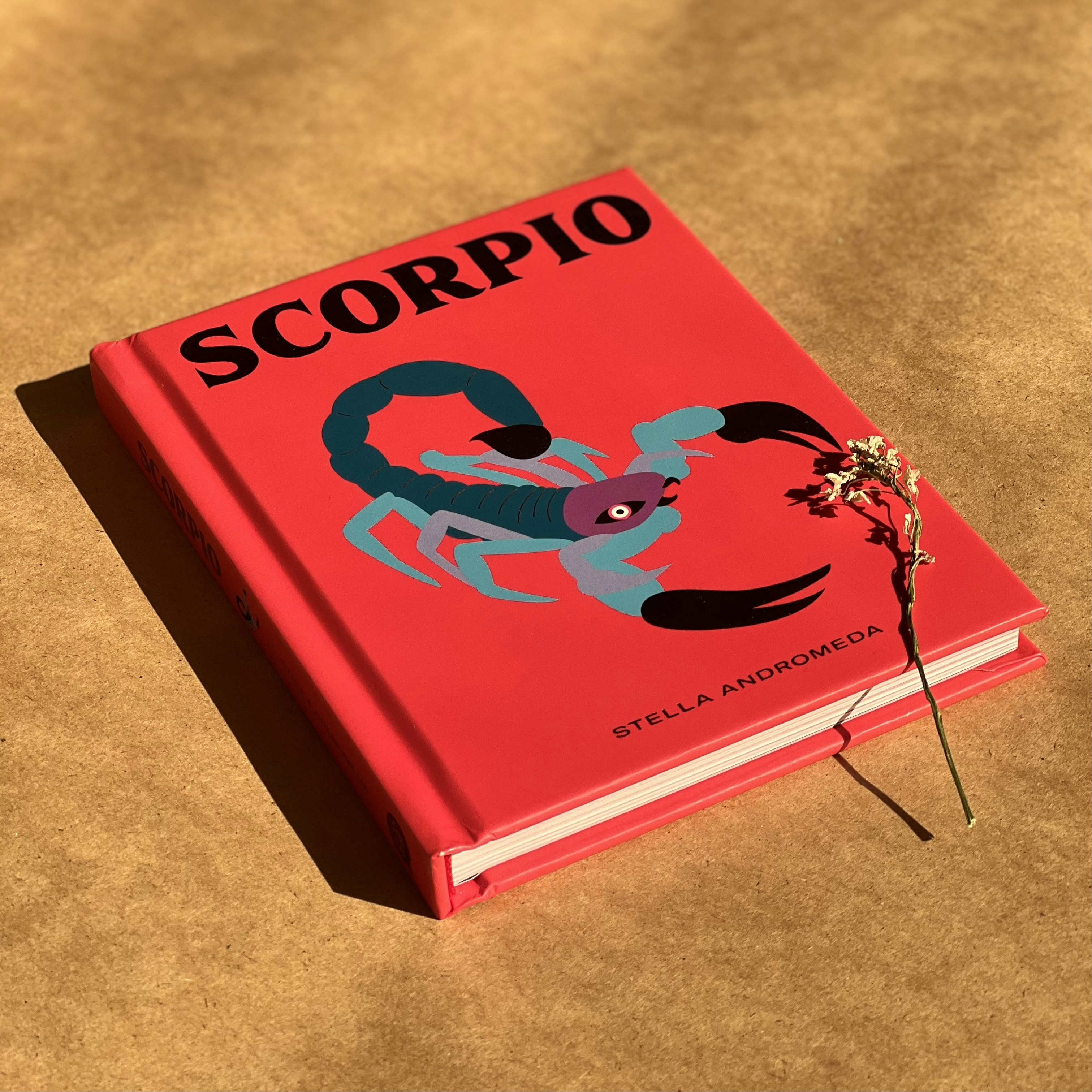 Sebuah buku merah duduk di atas meja