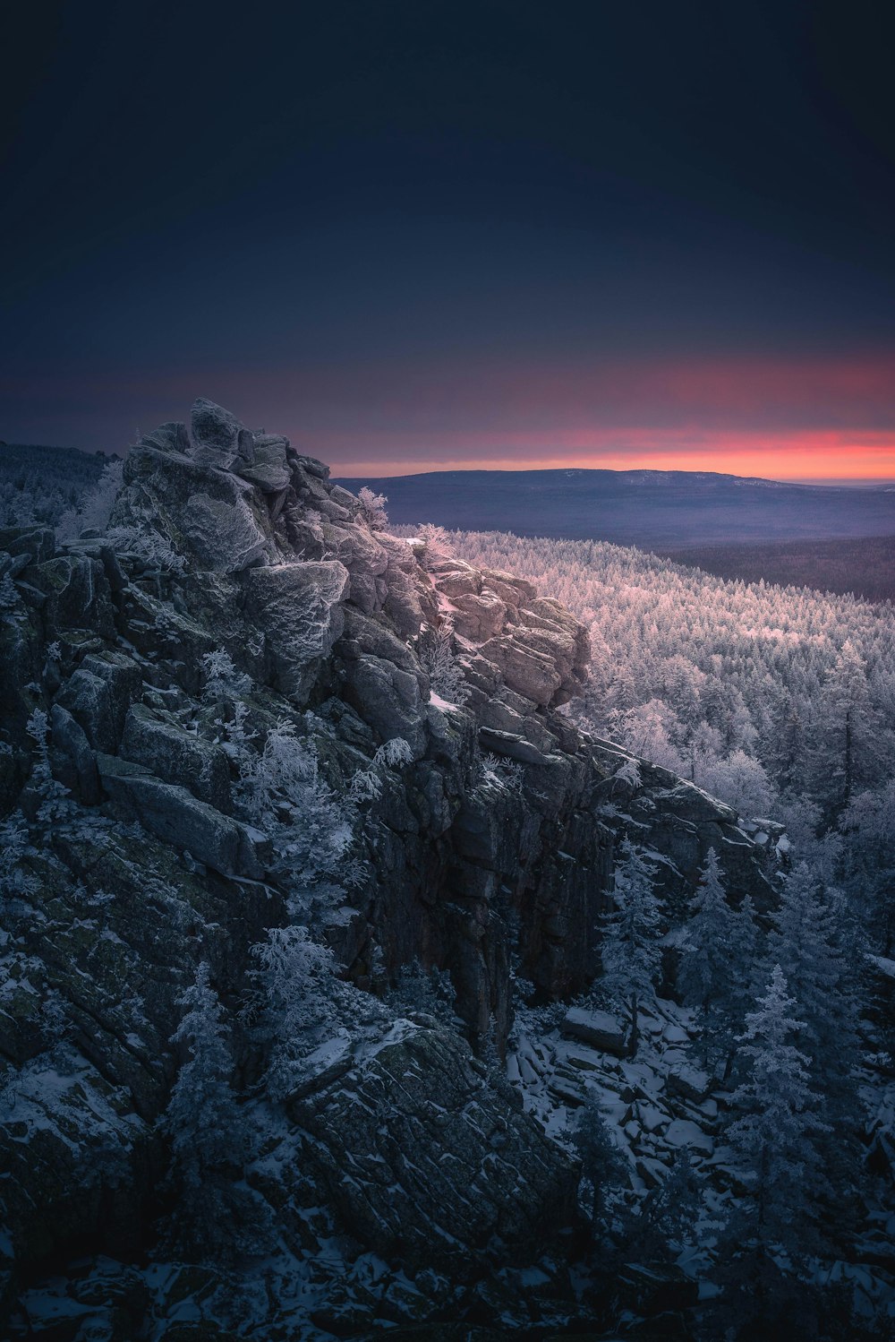 Die Sonne geht auf einem verschneiten Berg unter