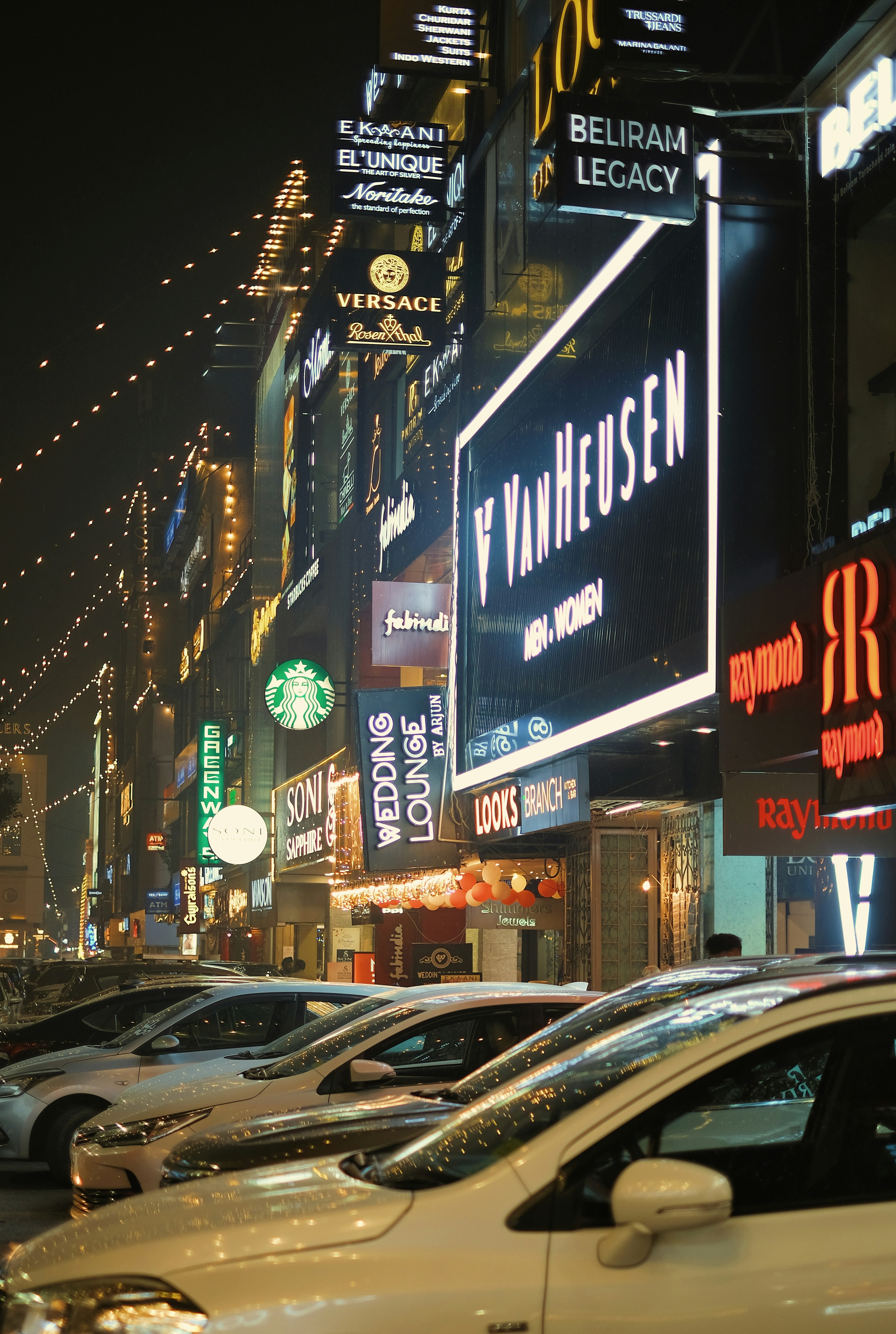 a city street filled with lots of traffic at night