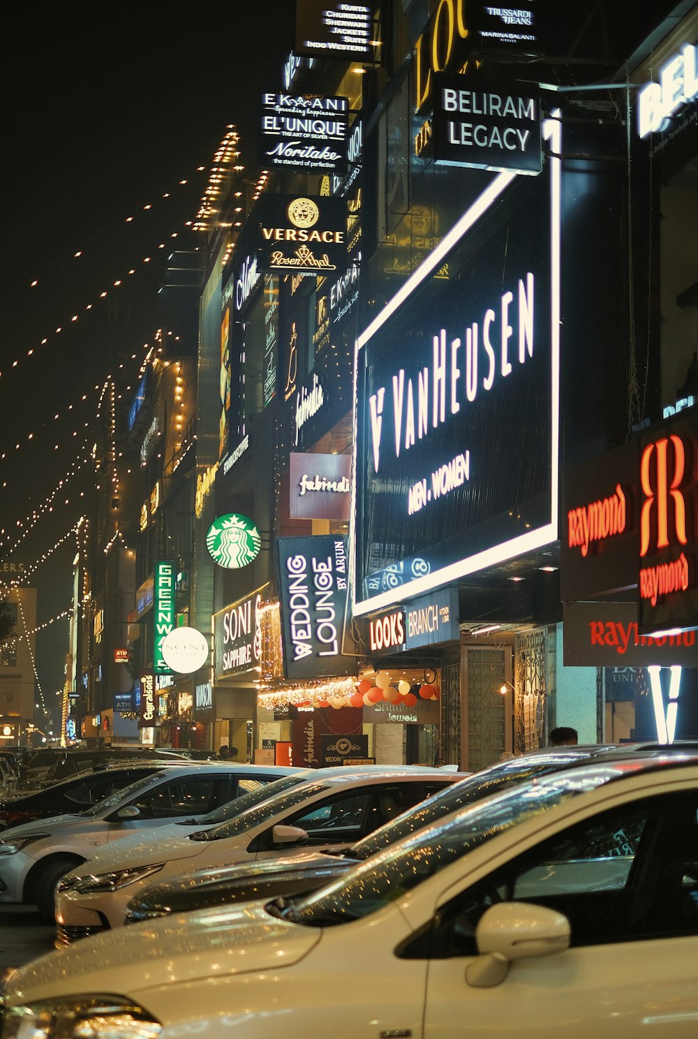 a city street filled with lots of traffic at night