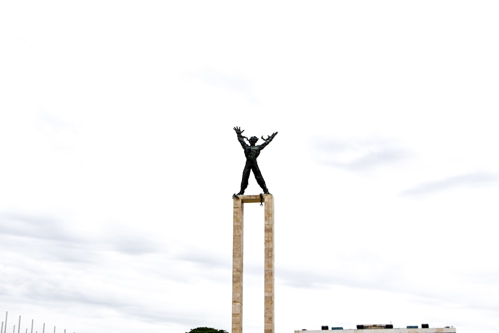 Un hombre parado encima de un poste de madera