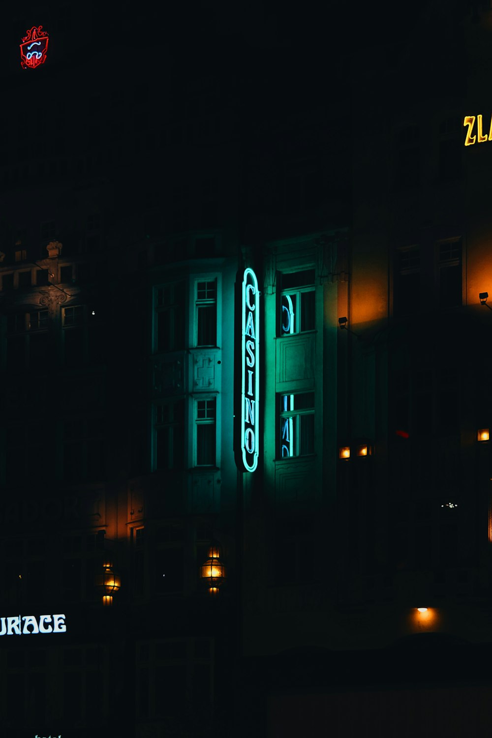 Un edificio con un letrero de neón iluminado por la noche
