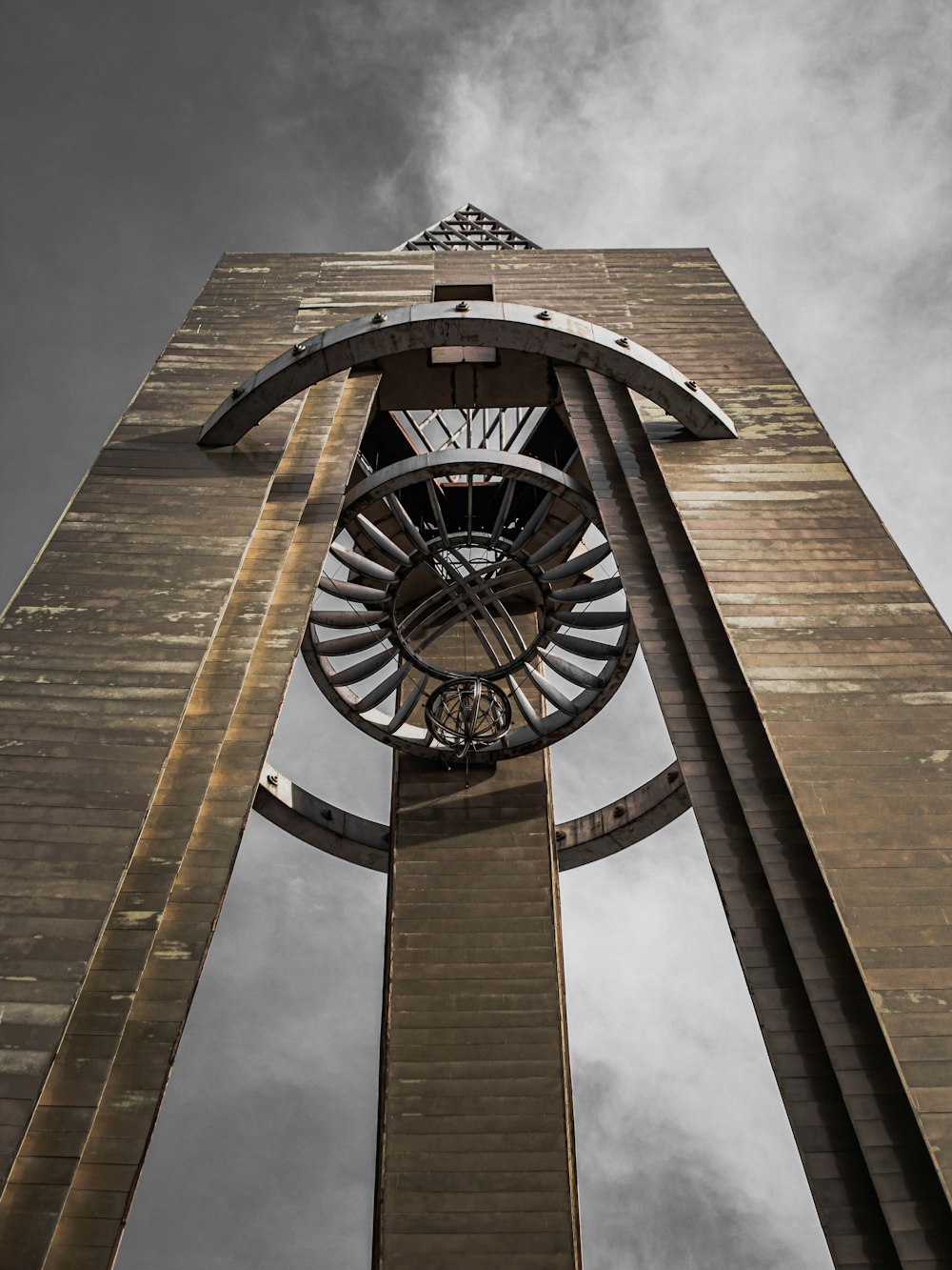 Una alta torre del reloj con un fondo de cielo