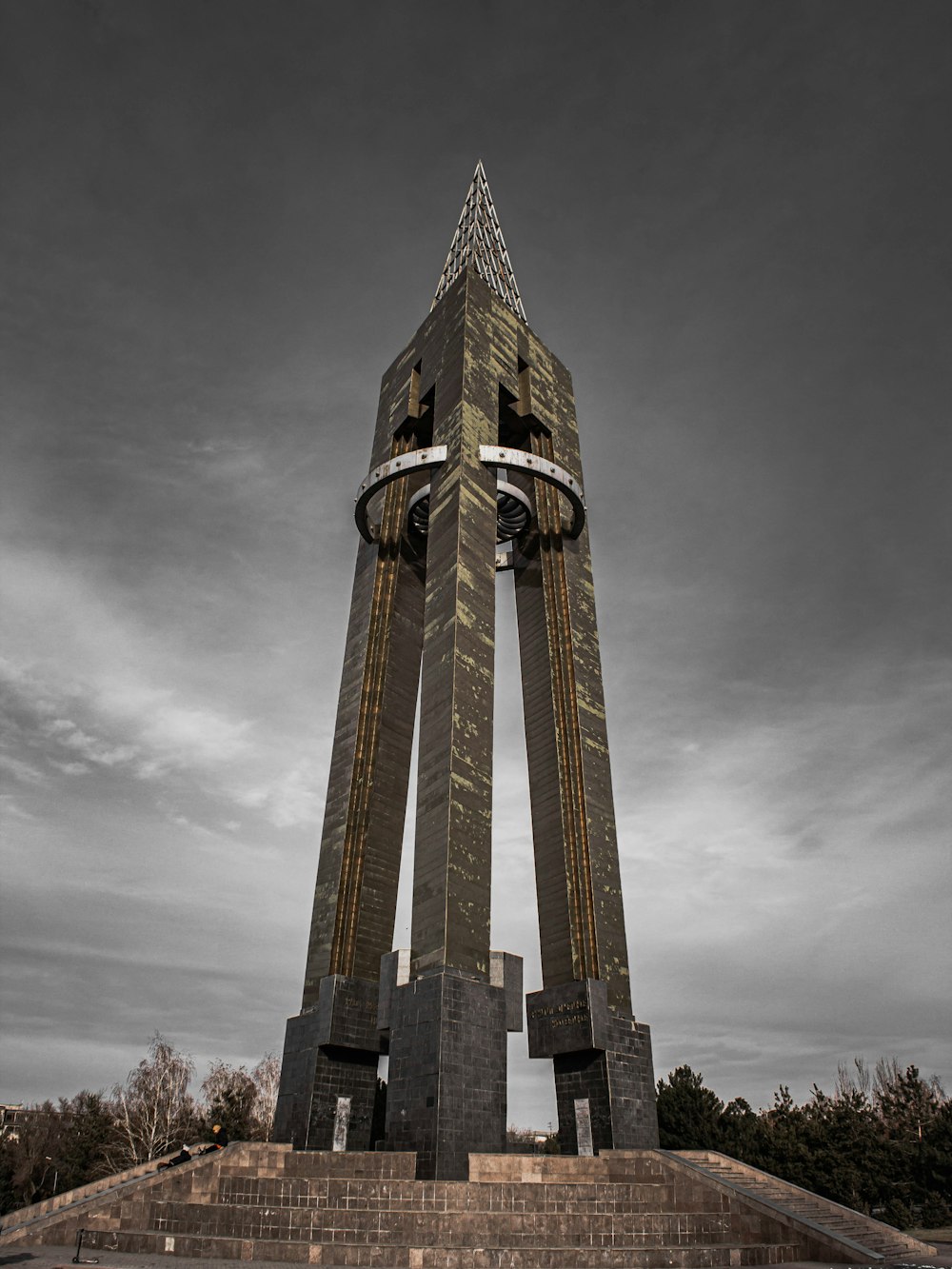 Una torre muy alta con un reloj en su lado