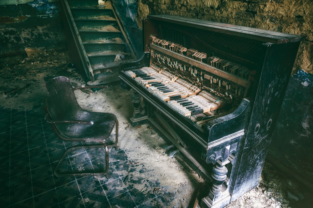 an old piano in a run down room