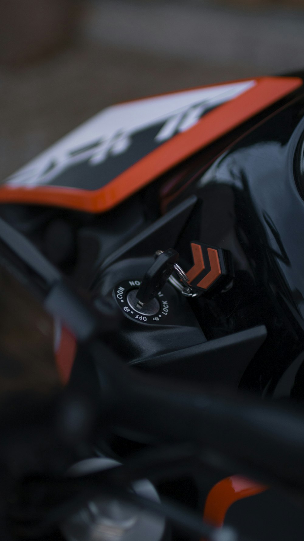 Un primer plano de una motocicleta con un marco negro y naranja