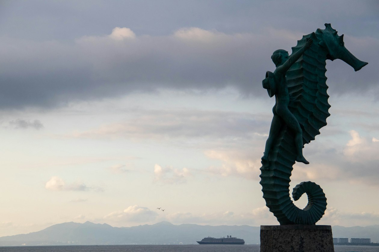 Escultura de bronce del Caballito de Mar en el Malecón de Puerto Vallarta con la Bahía de Banderas al fondo