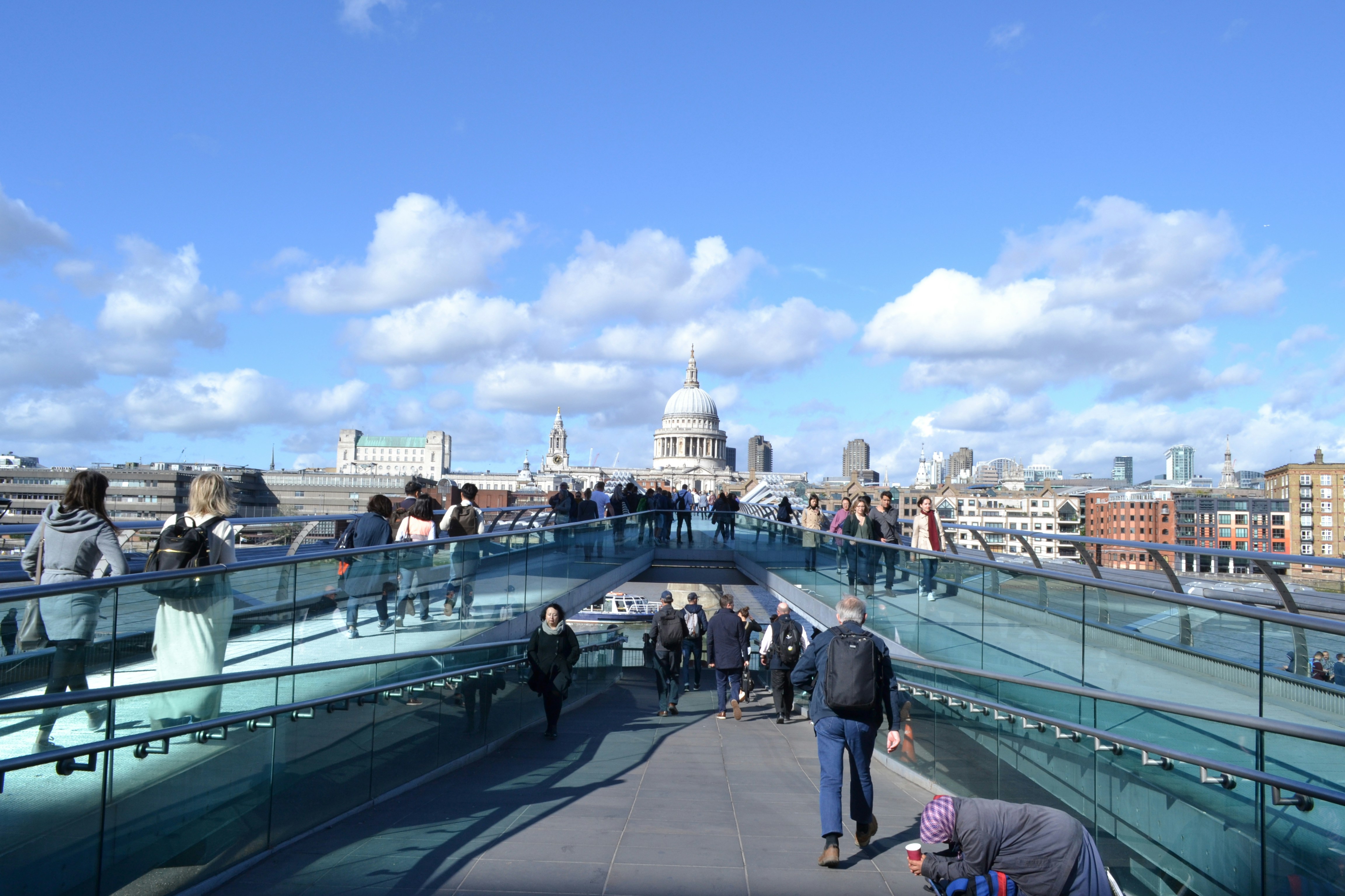 Un gruppo di persone che attraversano un ponte