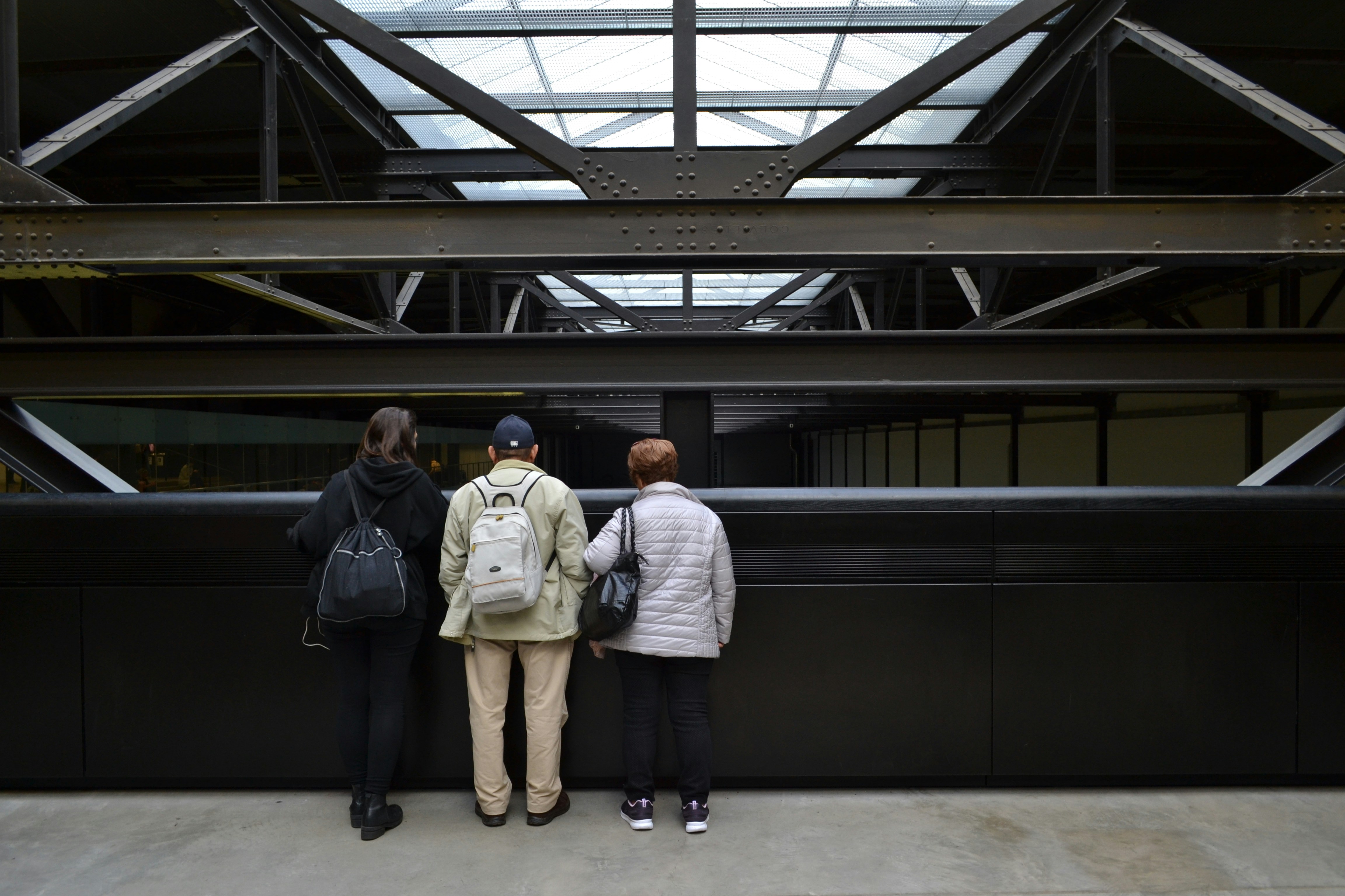 un gruppo di tre persone in piedi l'una accanto all'altra