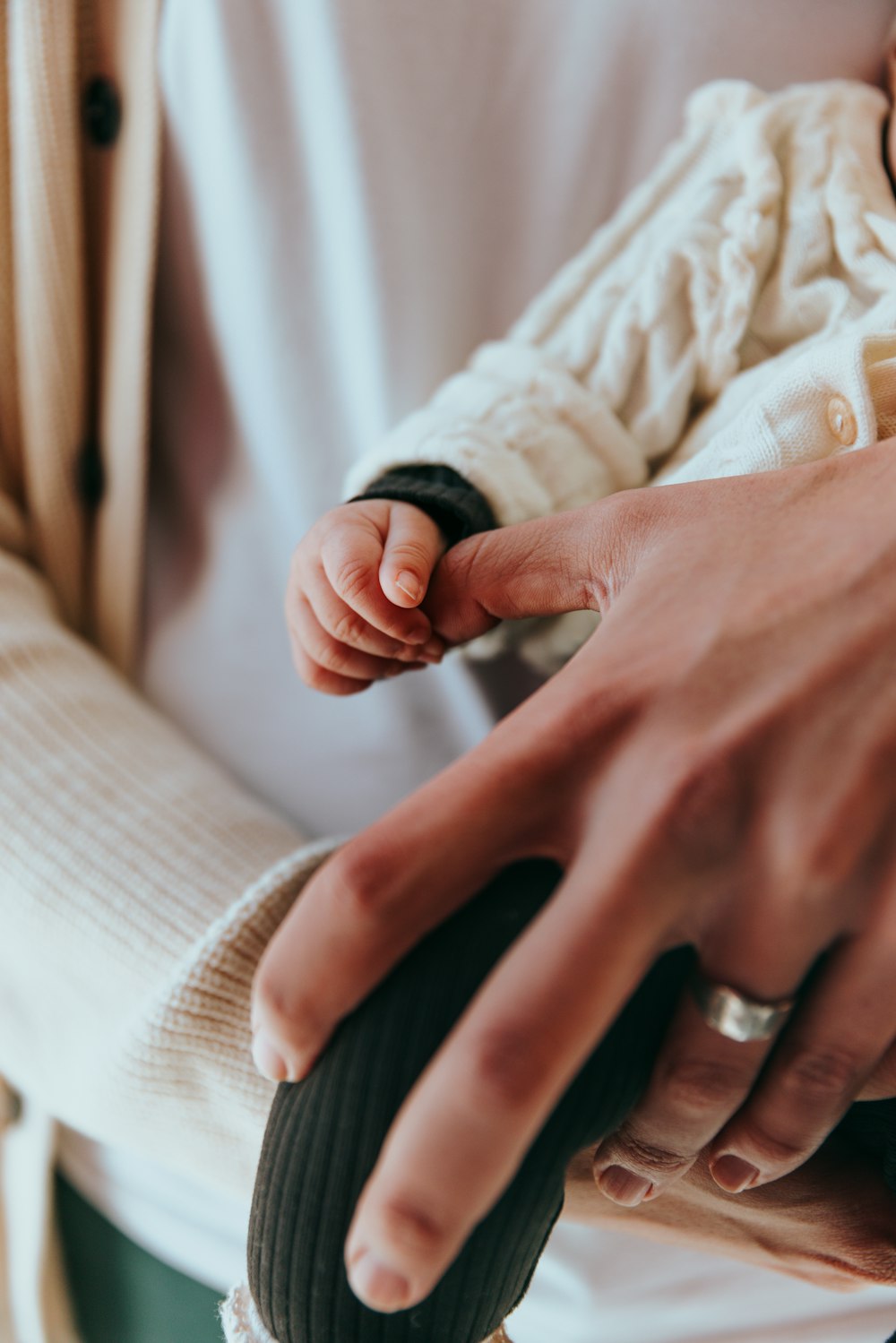 un primo piano di una persona che tiene in braccio un bambino