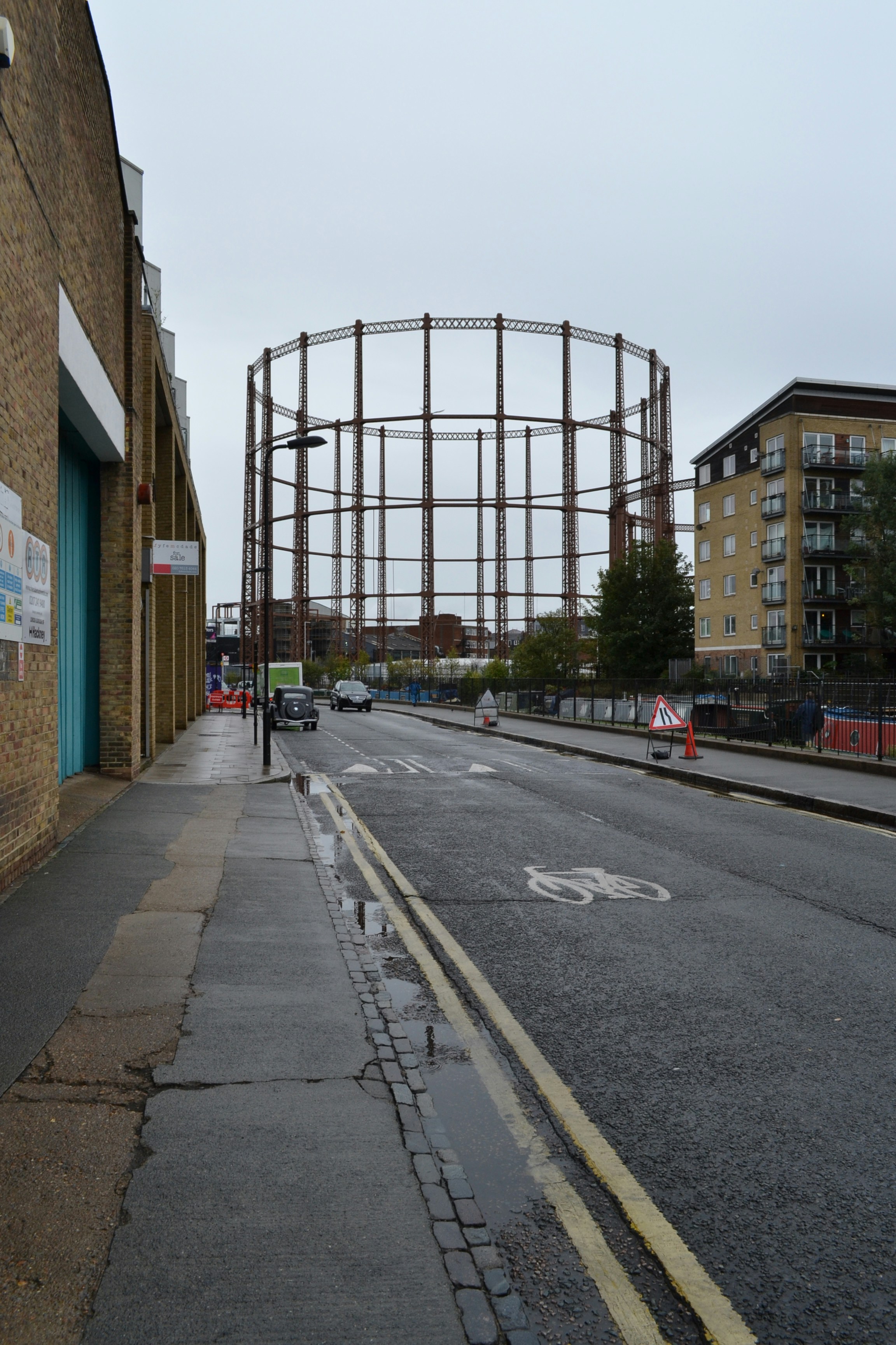 Una strada vuota con una grande struttura metallica sullo sfondo