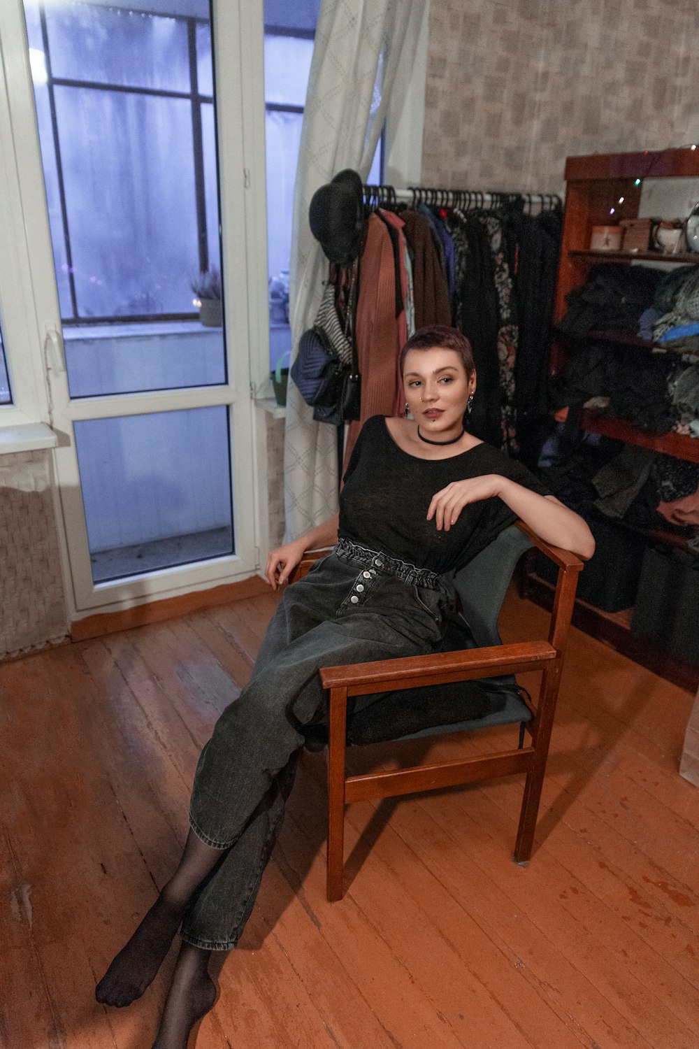 Eine Frau sitzt auf einem Stuhl in einem Raum