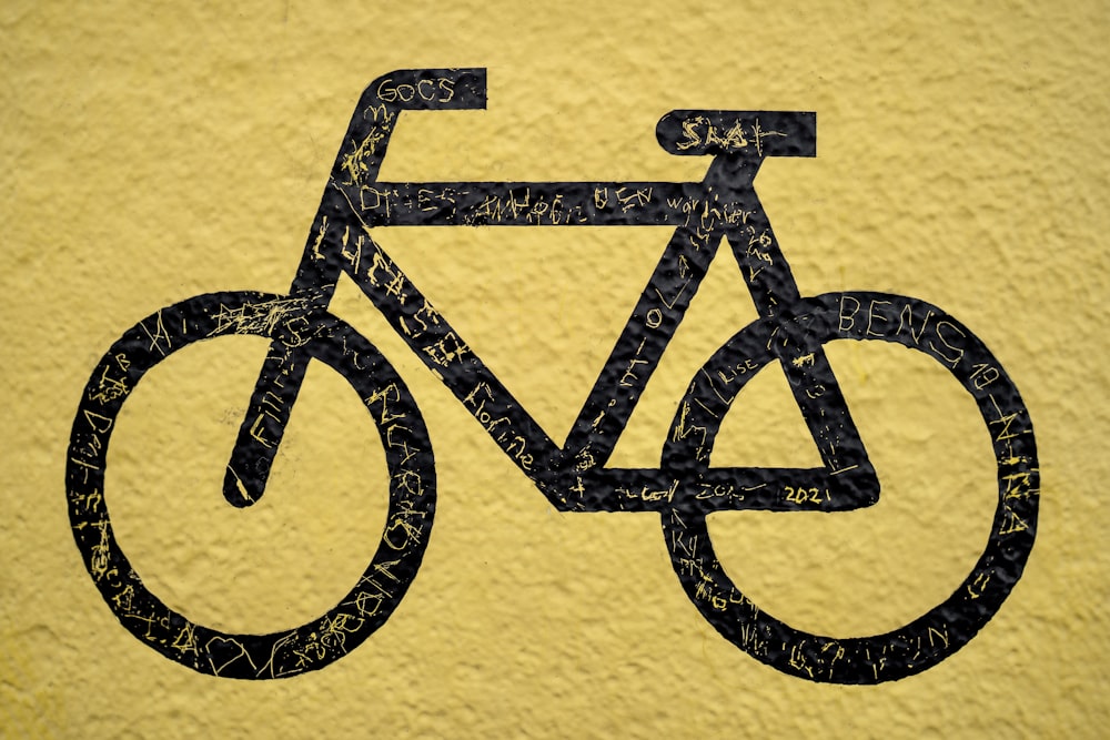 Una foto di una bicicletta su un muro giallo