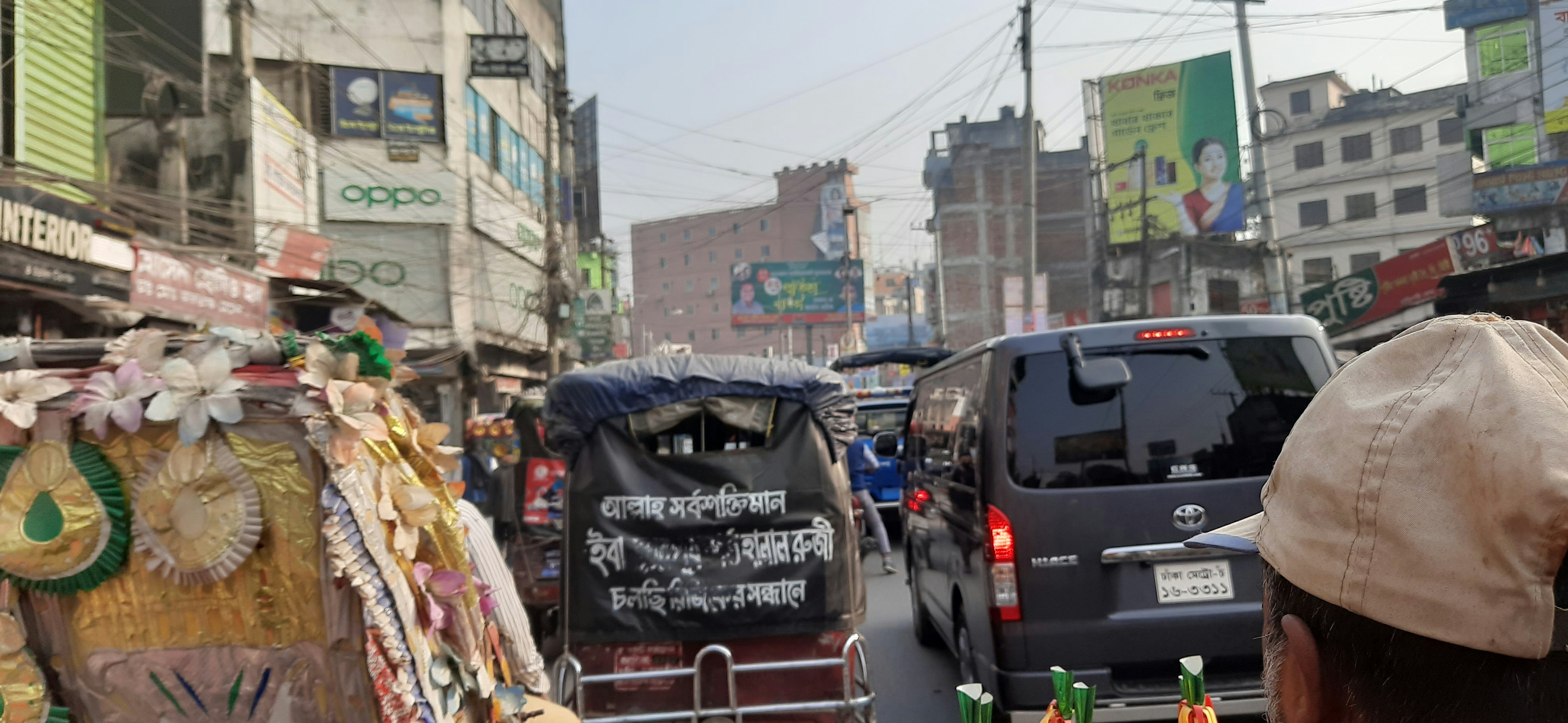a busy city street filled with lots of traffic