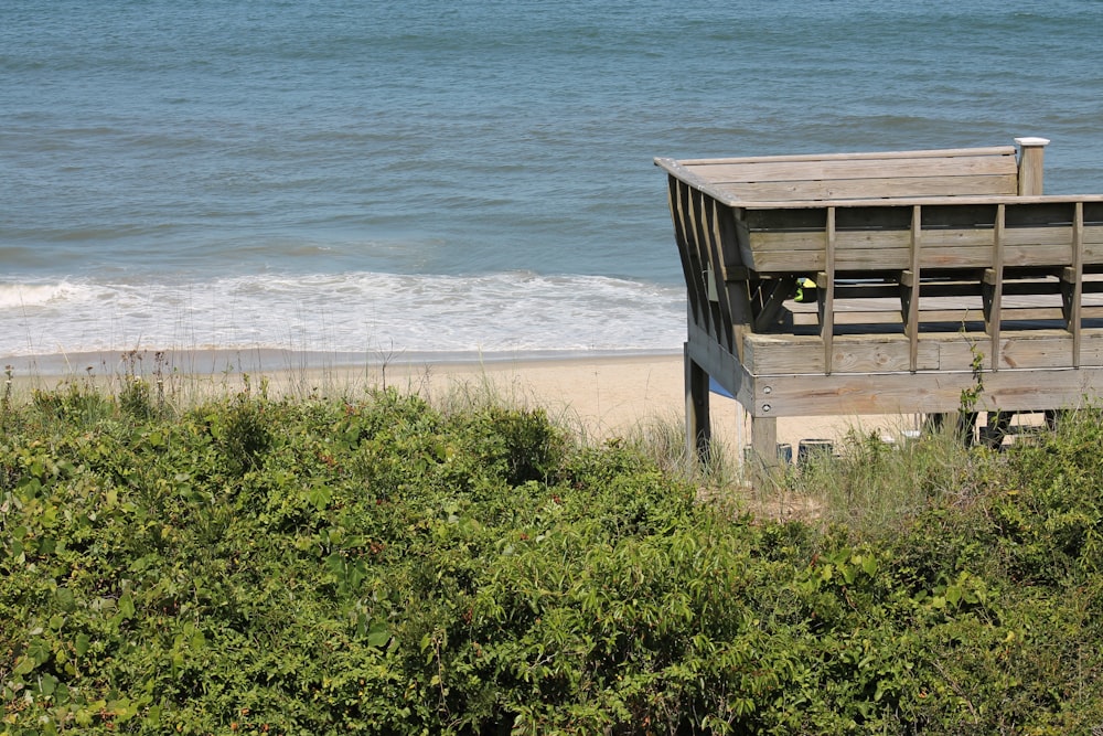 a lifeguard stand on the beach next to the ocean