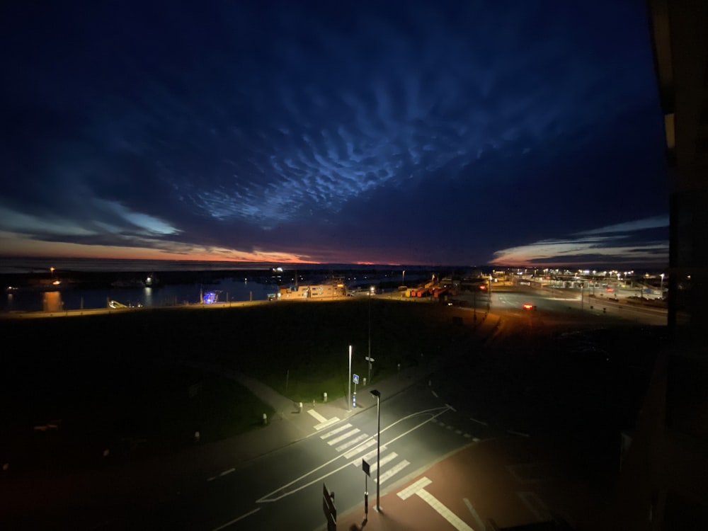 uma vista noturna de uma rua e um corpo de água