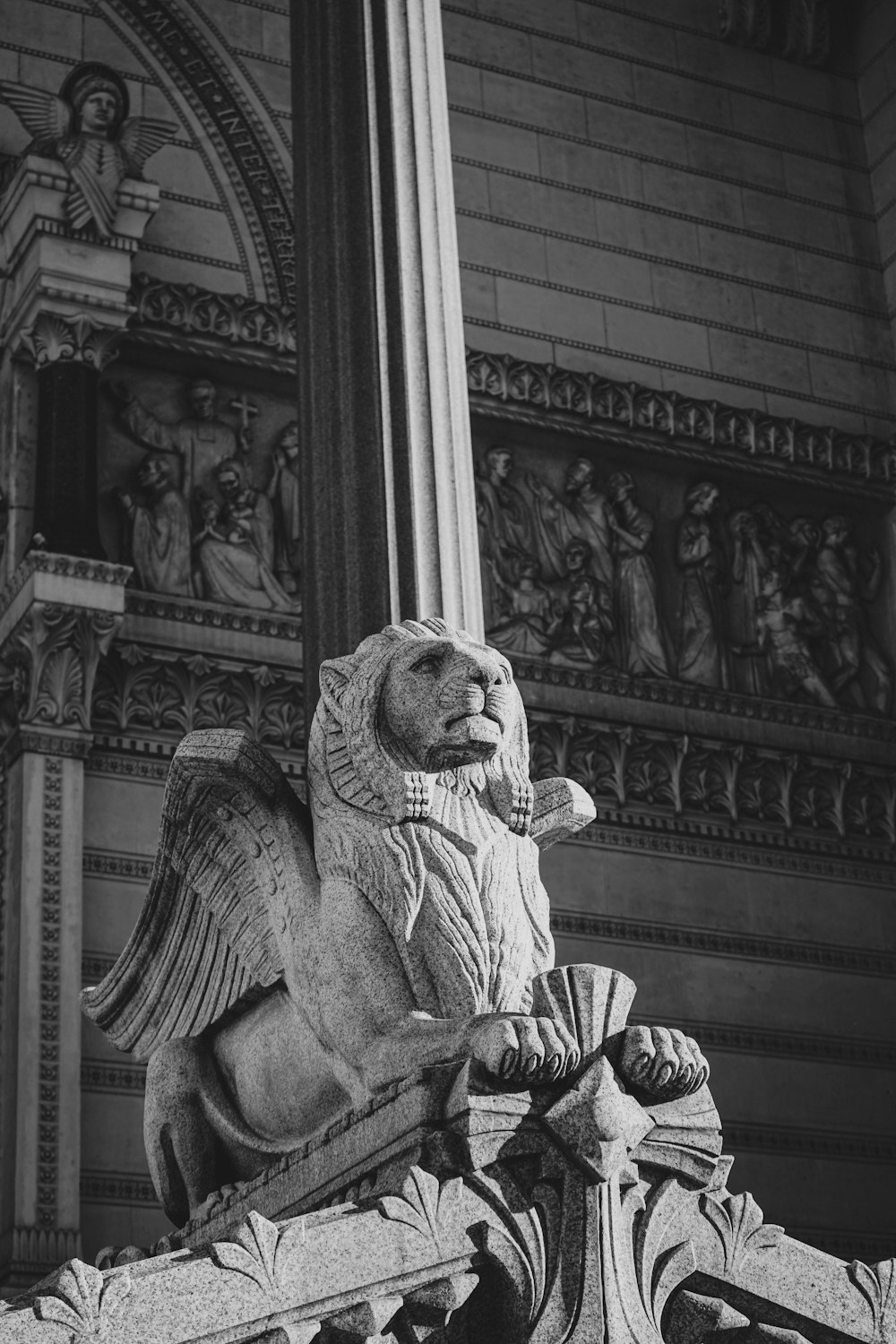 une statue de lion au sommet d’un bâtiment