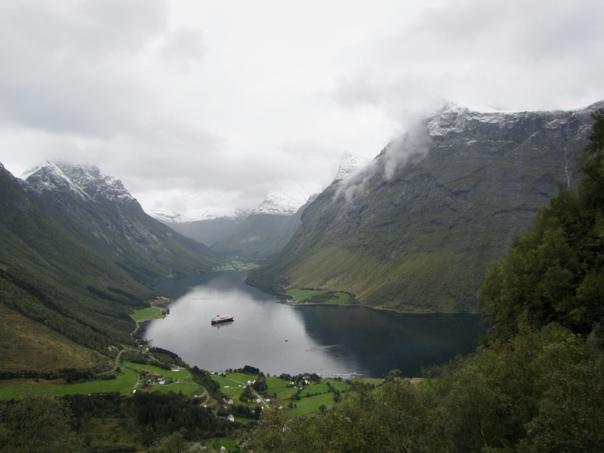 gray computer monitor