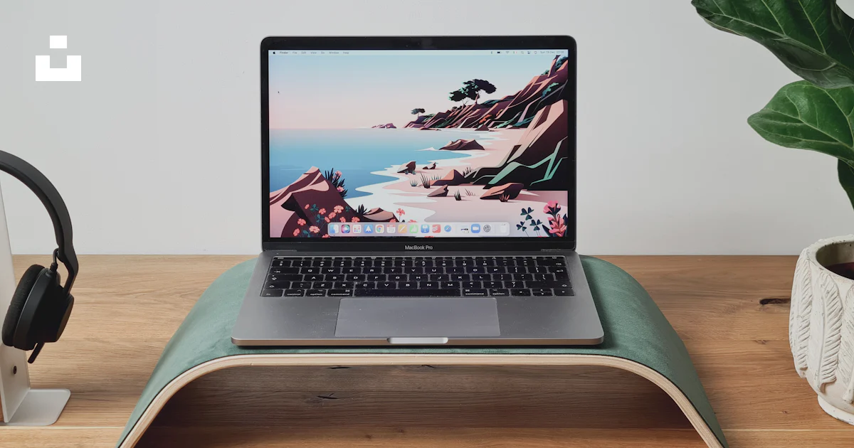 Un Ordinateur Portable Pos Sur Un Bureau En Bois Photo Photo Vert un-ordinateur-portable-pos-sur-un-bureau-en-bois-photo-photo-vert