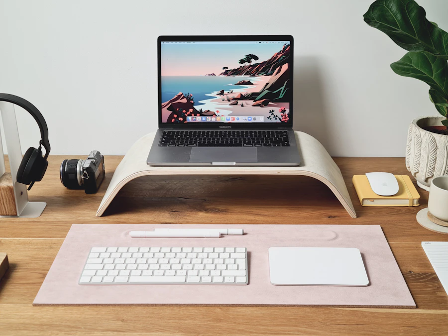 Aufgeräumter Schreibtisch mit Laptop bei der Konzeption eines Webauftritts