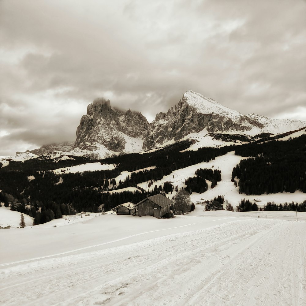 uma foto em preto e branco de uma montanha coberta de neve