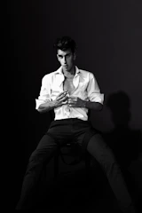 Professional portrait of Robson Giubbina in a sophisticated black and white setting.