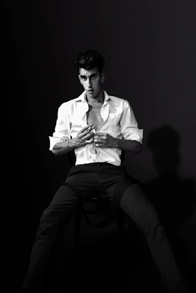 Professional portrait of Robson Giubbina in a sophisticated black and white setting.