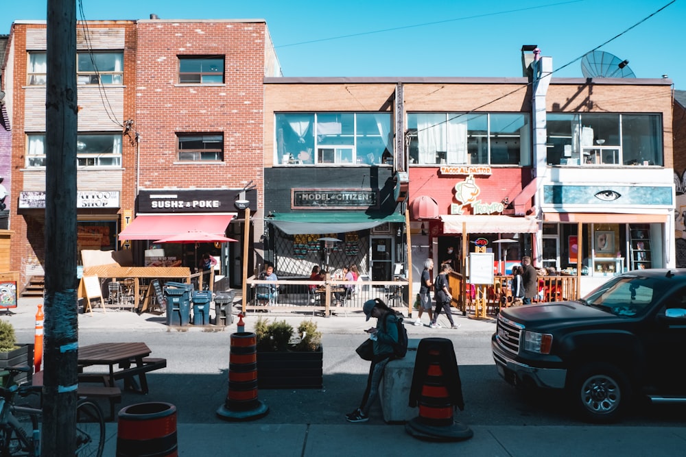 Une rue de la ville remplie de nombreux grands immeubles