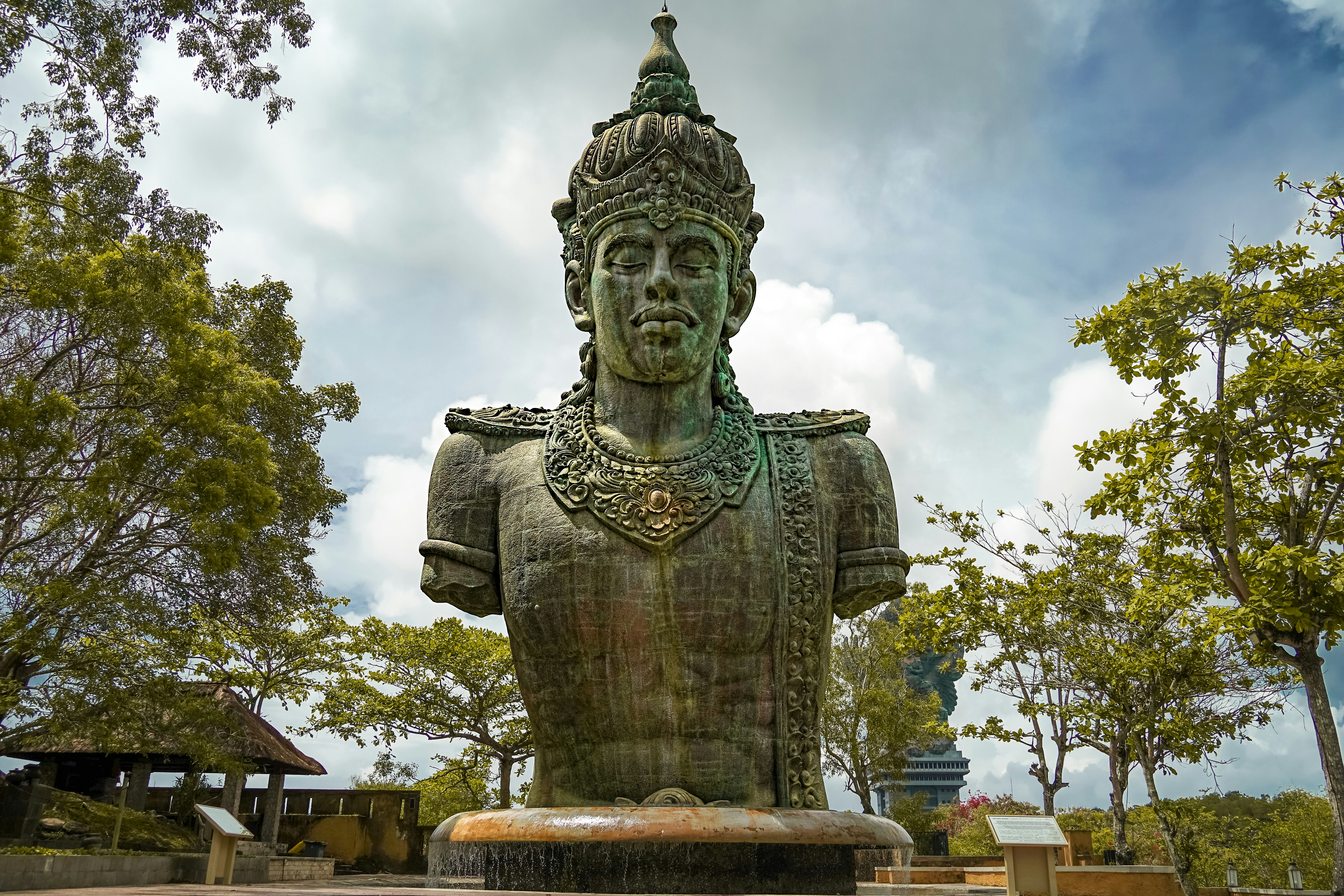 a statue of a man with a crown on his head