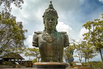 a statue of a man with a crown on his head