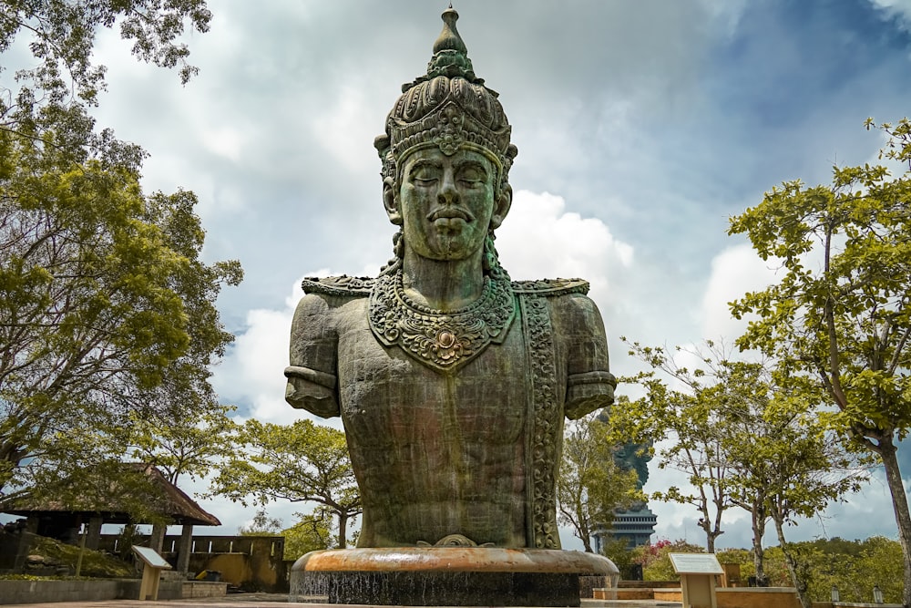 uma estátua de um homem com uma coroa na cabeça