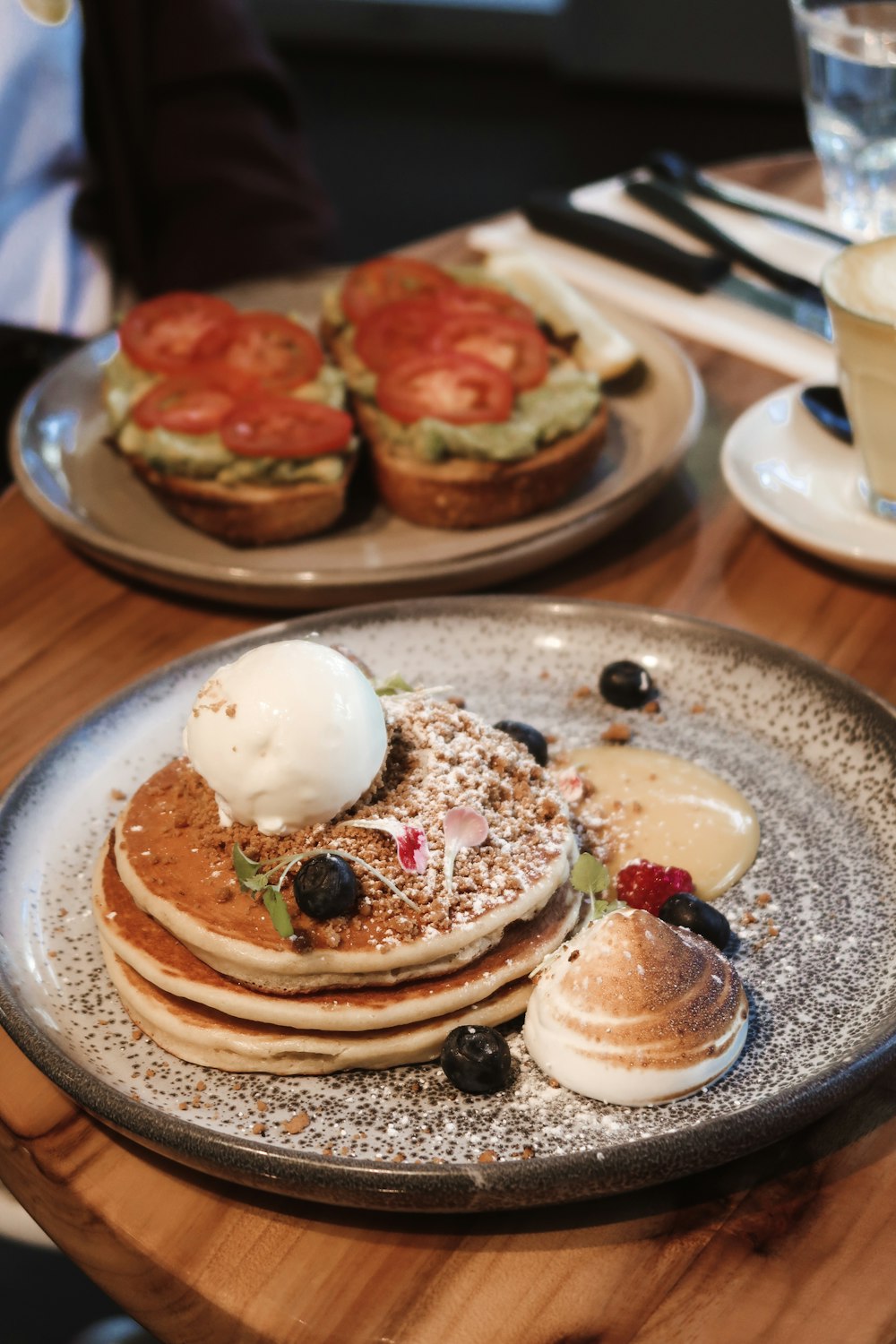 une assiette de crêpes avec de la crème fouettée et des fruits