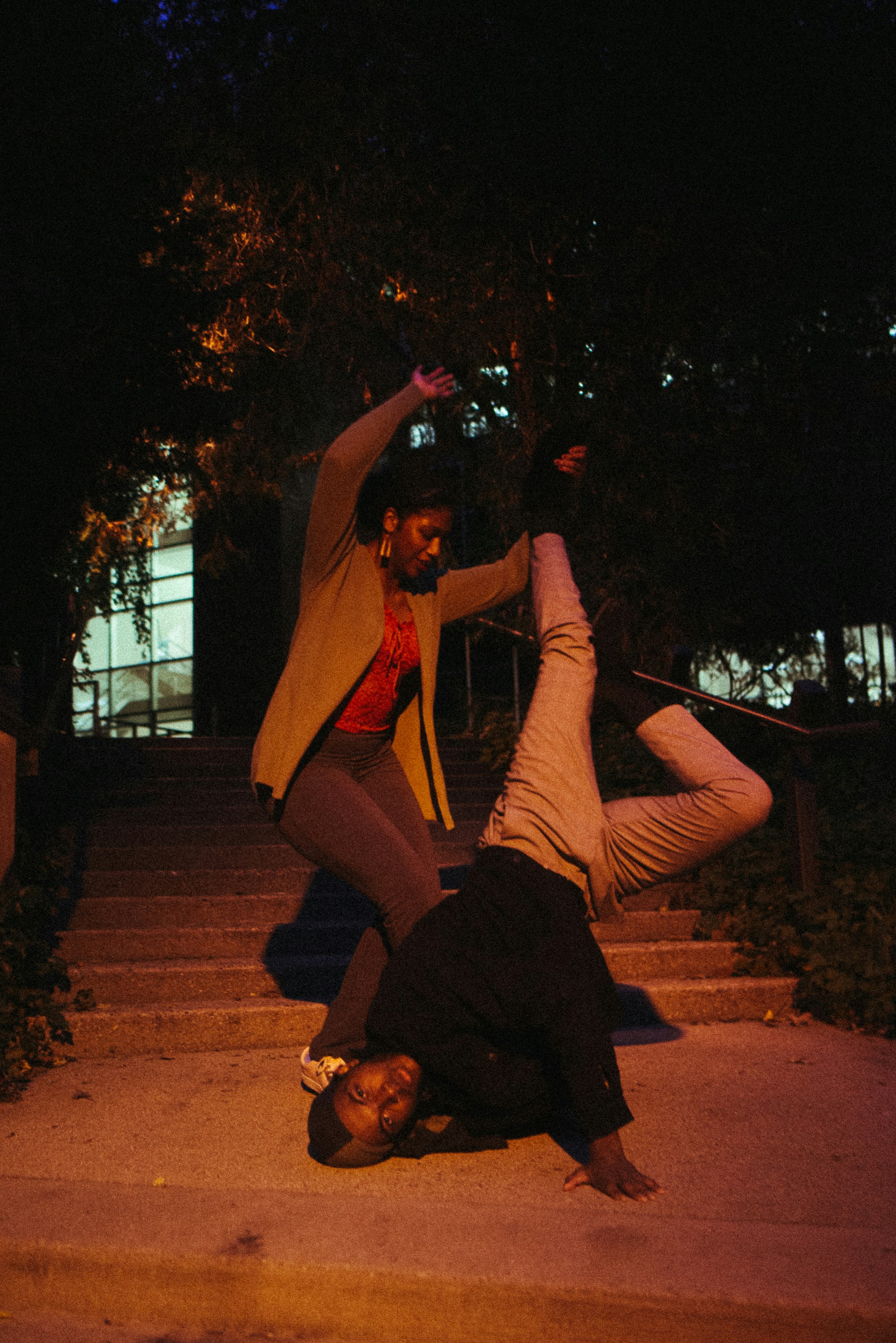 いくつかのステップにいるカップル