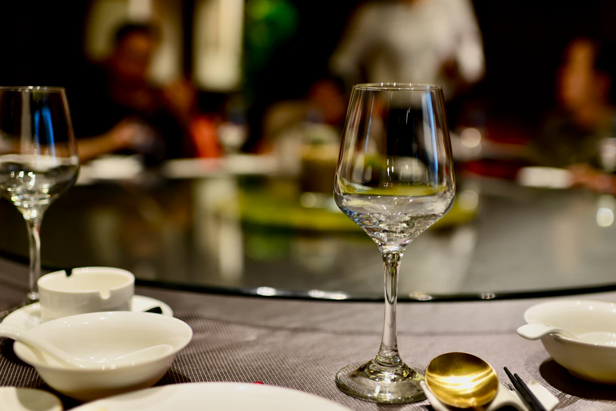 Gedeckter Tisch mit Wein und Speisen