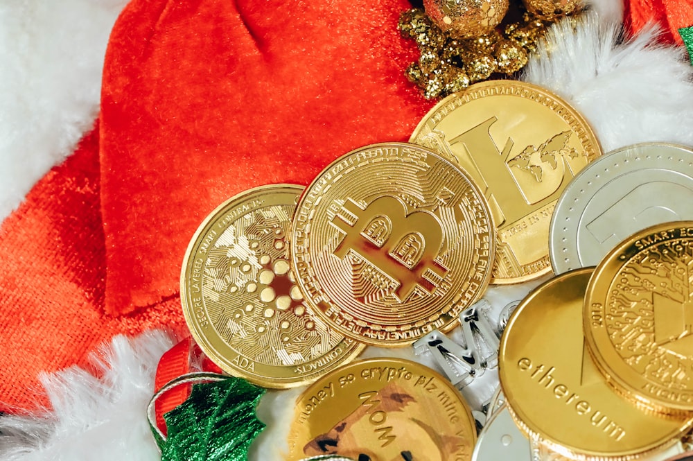 Un montón de bitcoins de oro y plata
